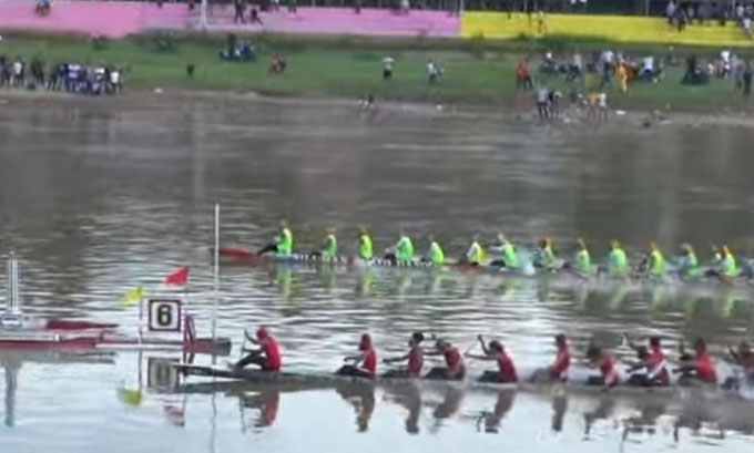 Jalur Kilek Keramat Muaro Laii (kiri) dan jalur Langka Siluman Buayo Danau (kanan) memasuki pancang finis pada Pacu Jalur Expo 2022 di Tepian Narosa Telukkuantan, Kamis (17/11/2022)